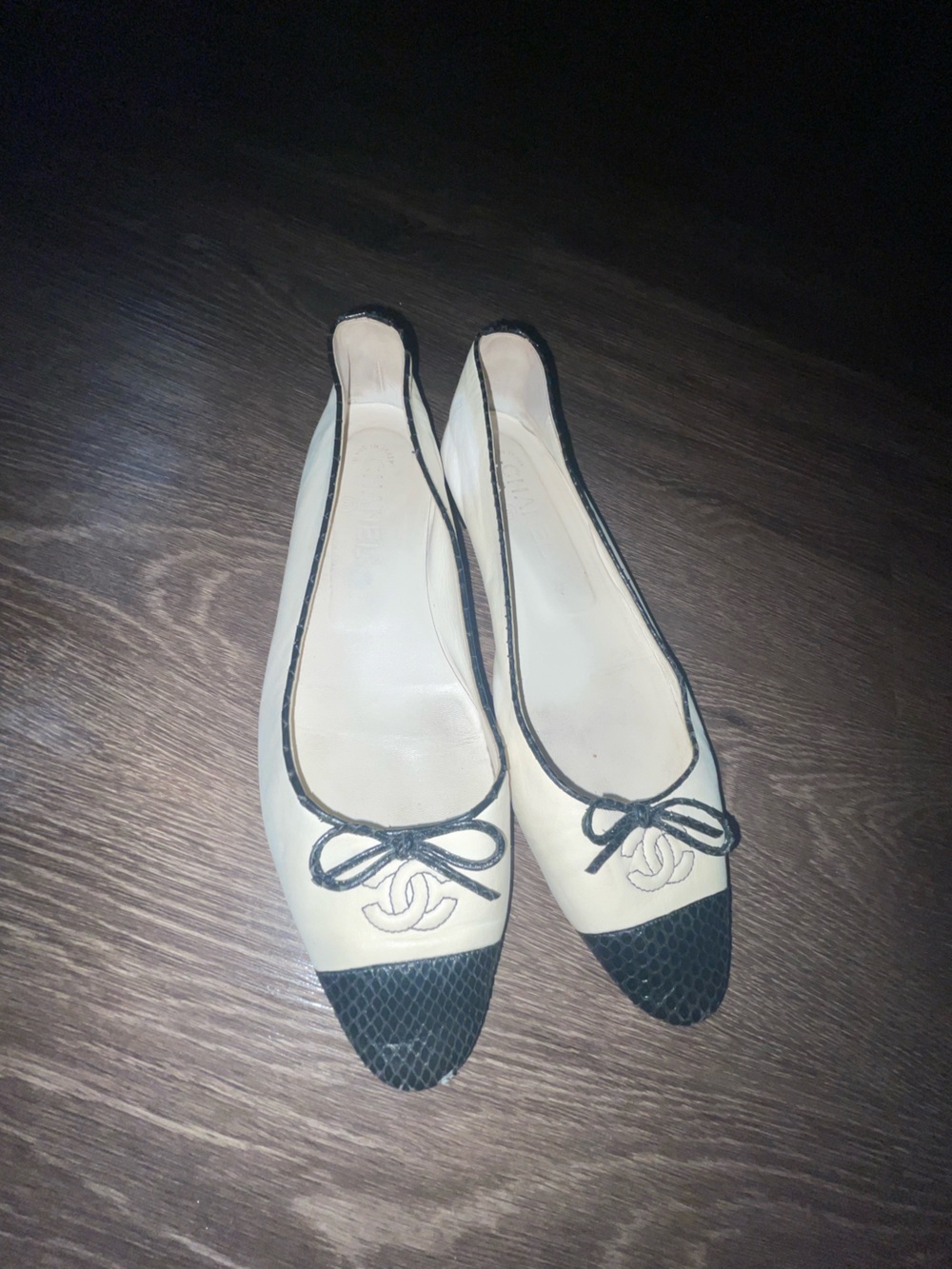 CHANEL Luxury leather Cream and Black Cap-Toe Ballet Flats- 40.5 -FLAWED